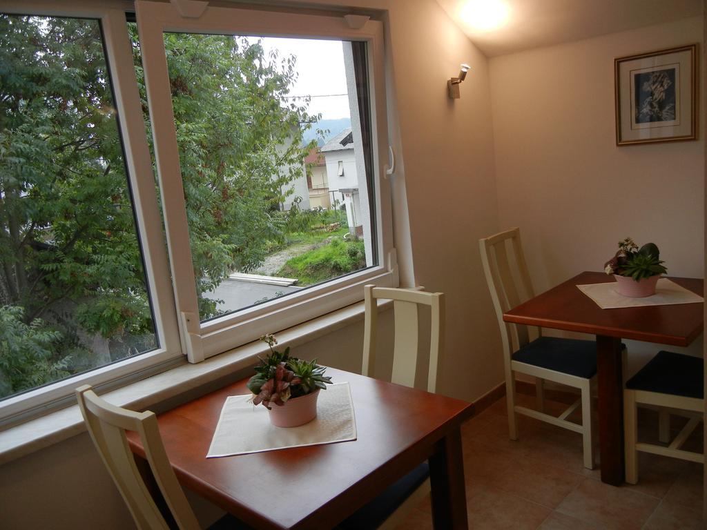 Rooms & Apartment Mira G. Postojna Bagian luar foto