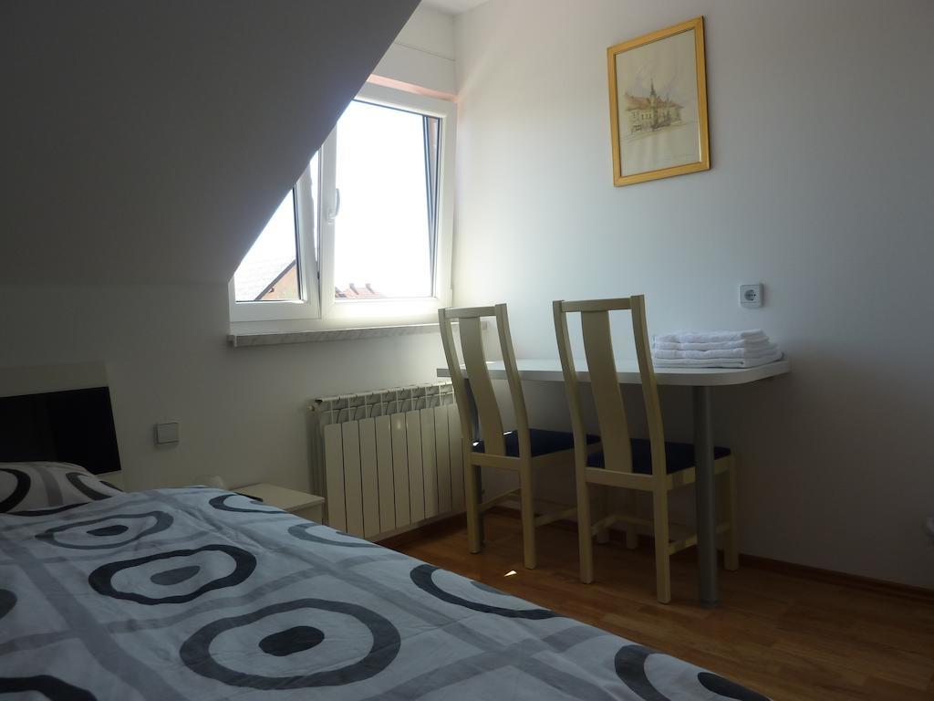 Rooms & Apartment Mira G. Postojna Bagian luar foto