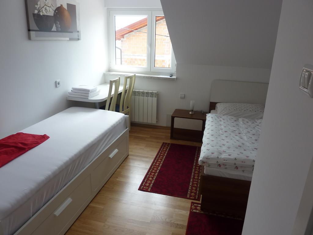 Rooms & Apartment Mira G. Postojna Bagian luar foto