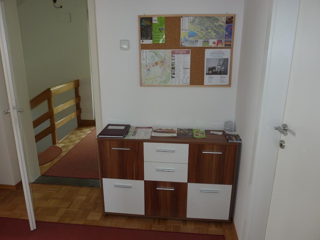 Rooms & Apartment Mira G. Postojna Bagian luar foto