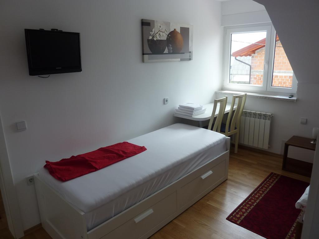 Rooms & Apartment Mira G. Postojna Bagian luar foto