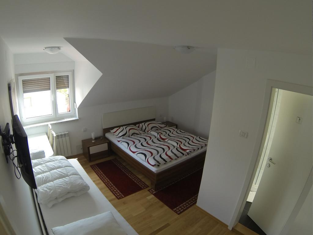Rooms & Apartment Mira G. Postojna Bagian luar foto