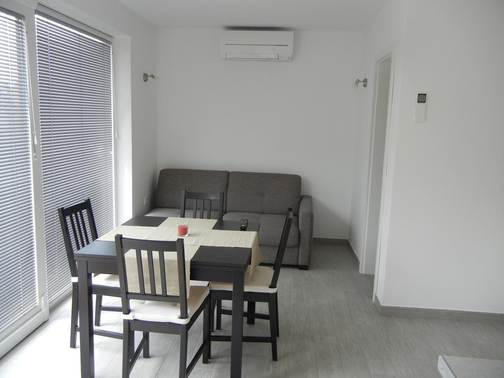 Rooms & Apartment Mira G. Postojna Bagian luar foto