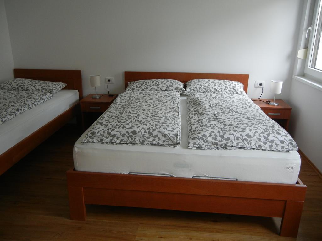 Rooms & Apartment Mira G. Postojna Bagian luar foto
